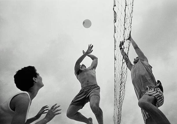 Fotografie Two young men and one woman, Bob Thomas, 40 × 26.7 cm