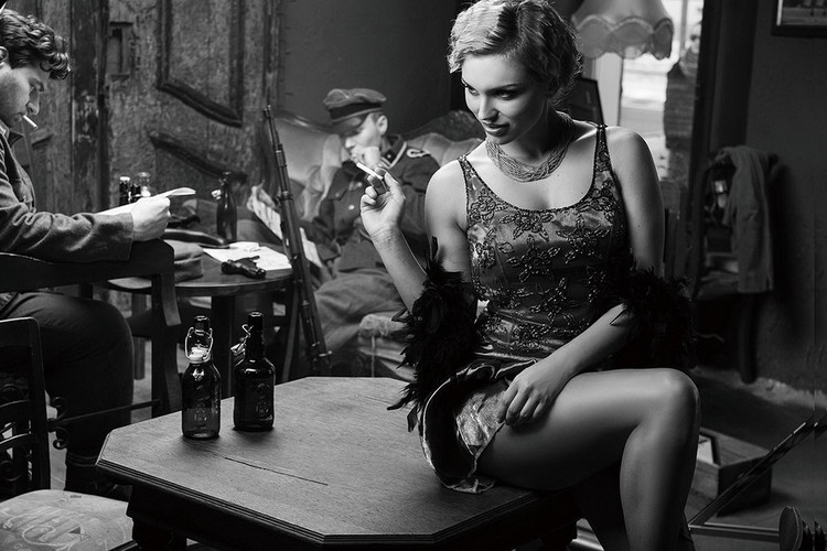 Glasbilder Café - Sitting Woman