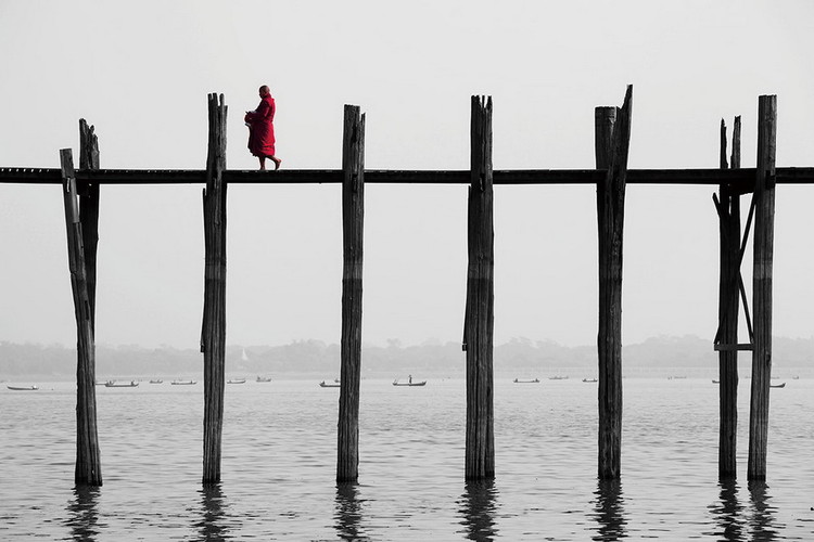 Glasbilder Buddhist Monk on the Jetty
