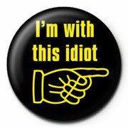 Insignă I'm with this idiot