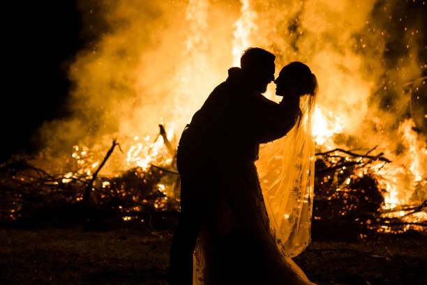 Poster Bride and Groom silhouette with Fire behind them