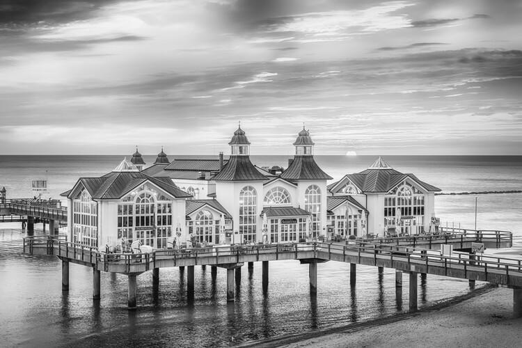 Arte fotográfico BALTIC SEA Sellin Pier during sunrise | monochrome