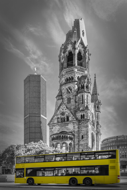 Arte fotográfico BERLIN Kaiser Wilhelm Memorial Church with bus | colorkey