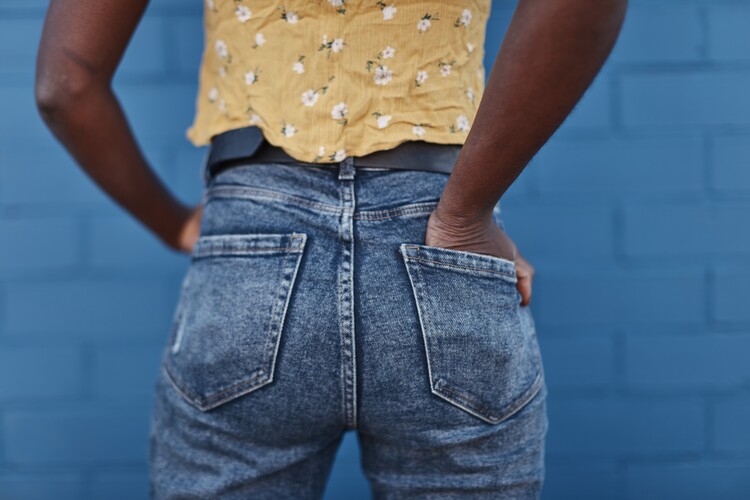 Photographie d'art jeans over blue wall