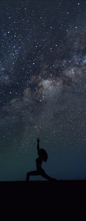 Photographie d'art Silhouettes of people training yoga withg the milkyways as background.