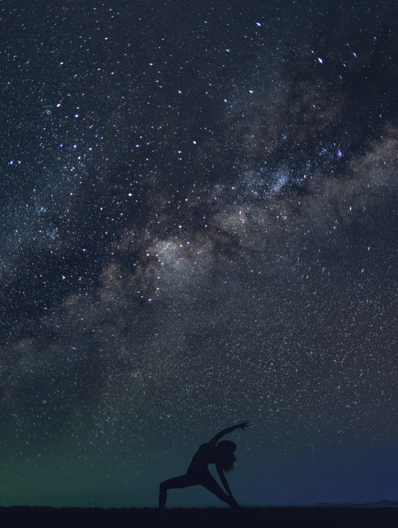 Photographie d'art Silhouettes of people training yoga withg the milkyways as background II