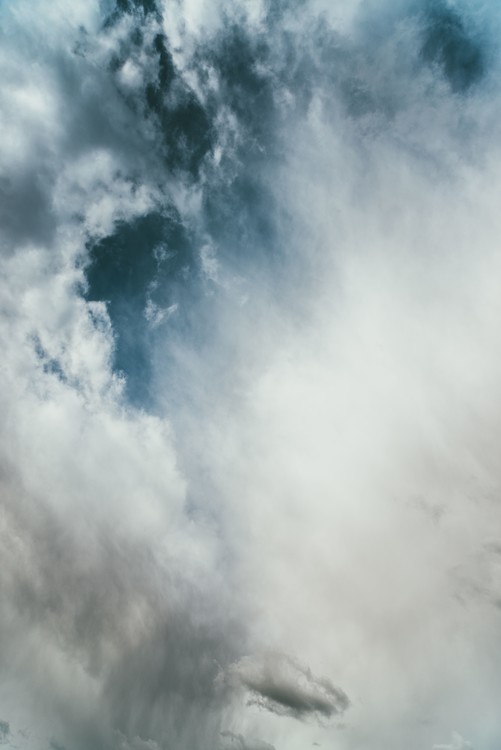 Photographie d'art Strong blue sky with clouds