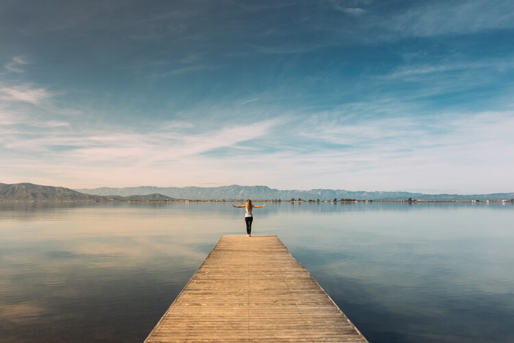 Photographie d'art Woman doing yoga in the harbor