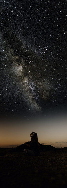 Photographie d'art Woman enjoying looking stars with music.
