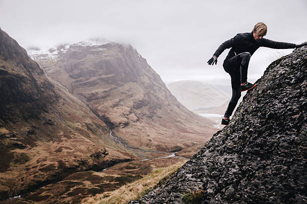 Fotografia artystyczna A free runner climbs a steep mountain rock face