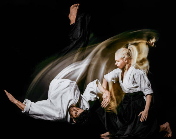 Umělecká fotografie Aikido budokas man and woman isolated