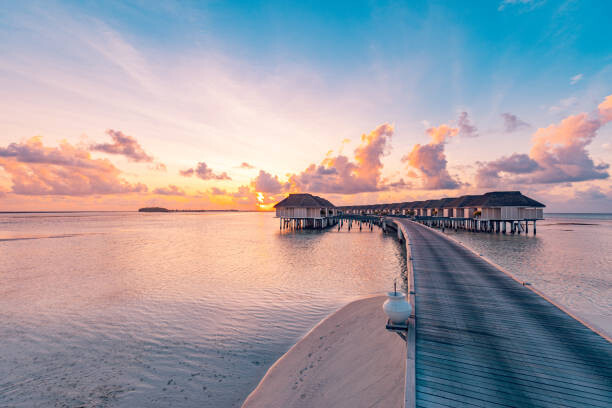 Fotografia Amazing beach landscape. Beautiful Maldives sunset