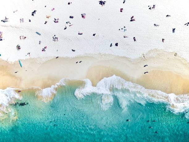Kunstfoto An aerial beach shot of people