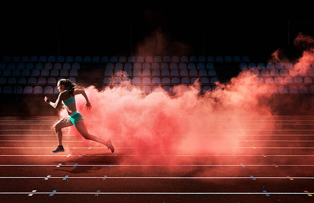 Konstfotografering athlete running in red smoke