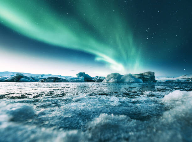 Художествена фотография aurora borealis in iceland at jakulsarlon