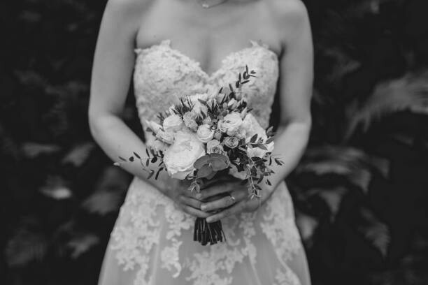Fotografie Bride holding flowers