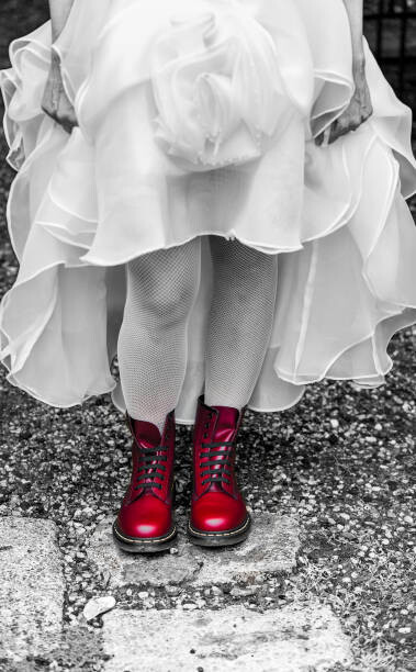 Umelecká fotografie bride in white dress and red amphibians