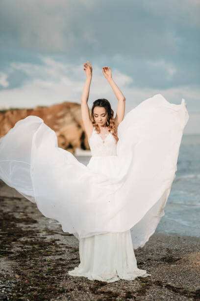 Umelecká fotografie bride on the shore of the black sea