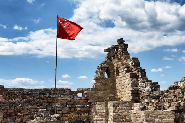 Umelecká fotografie China 10MKm2 Collection - Great Wall with the Chinese Flag