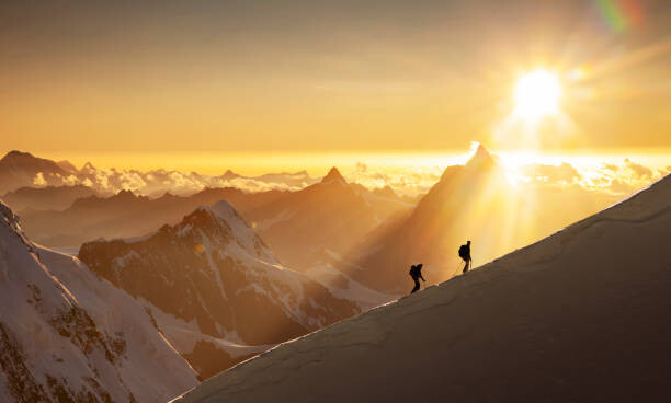 Kunstfotografie Climbers on a snowy ridge at sunrise