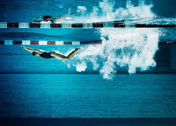 Konstfotografering Female swimmer underwater in pool