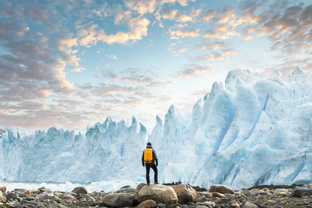 Fotografia artystyczna Hiker admiring the Perito Moreno glacier