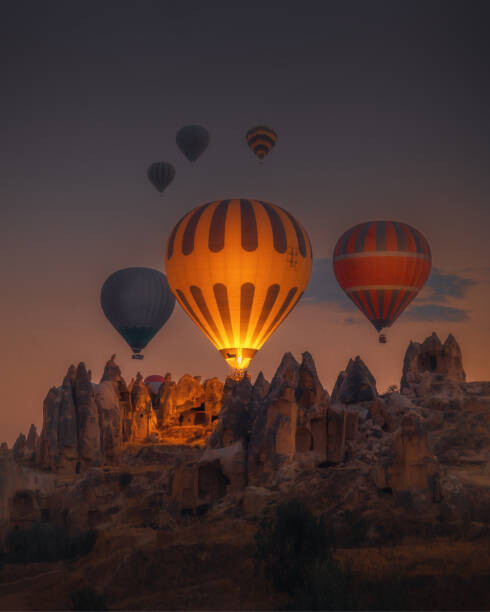 Kunstfotografie Hot Air balloons flying over rock