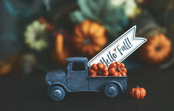 Umetniška fotografija Little truck with load of miniature pumpkins for fall and Thanksgiving