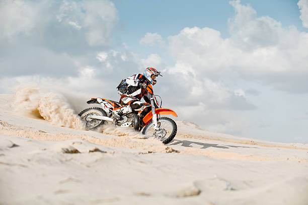 Umelecká fotografie motor cross riding over sand