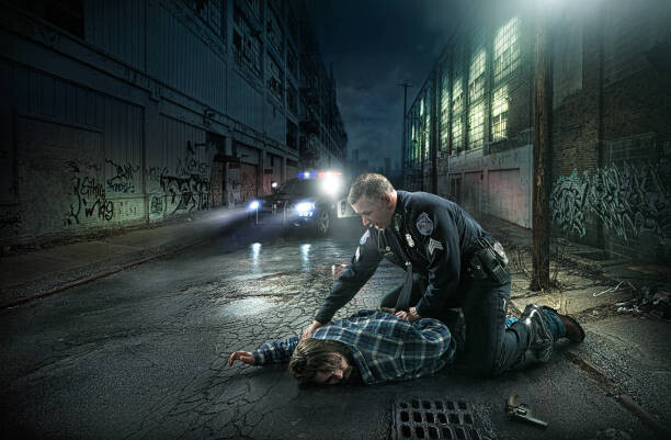 Kunstfotografie Policeman arresting man on city street