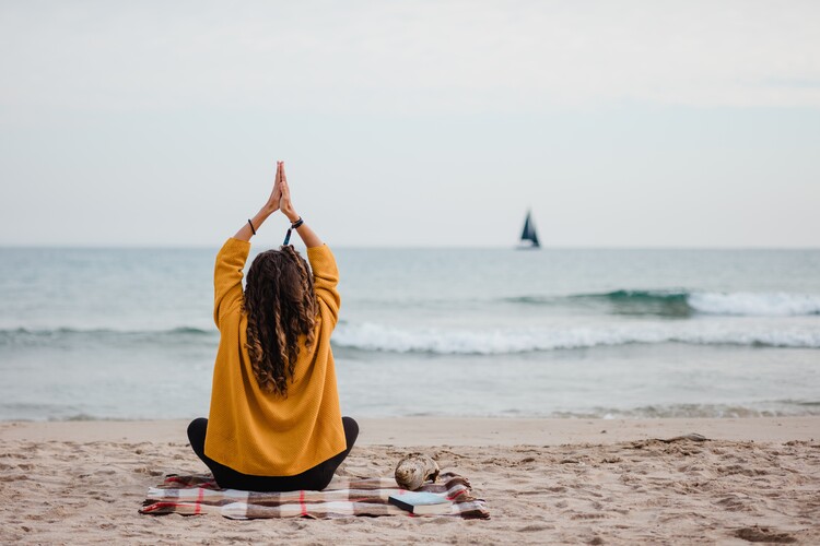 Umělecká fotografie practicing yoga at beach
