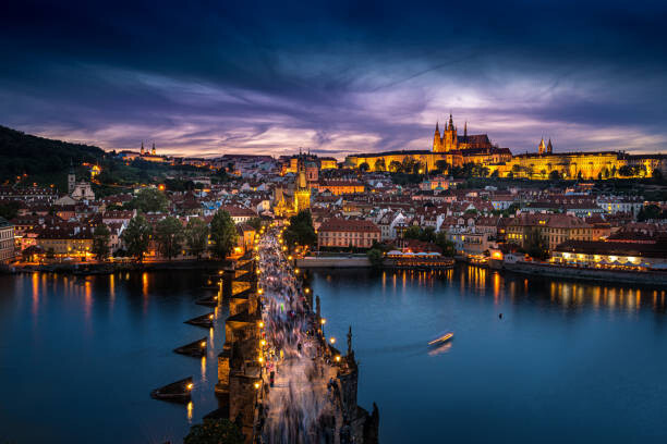 Konstfotografering Prague, twilight overview of Charles Bridge,