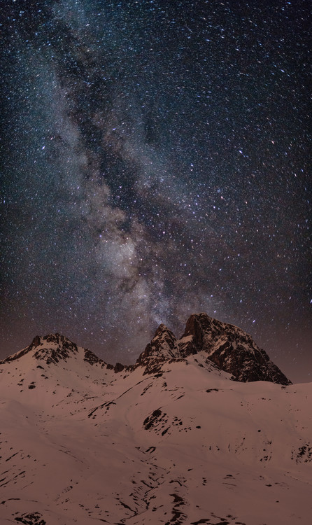 Arte fotográfico Red light Peak under the milky way