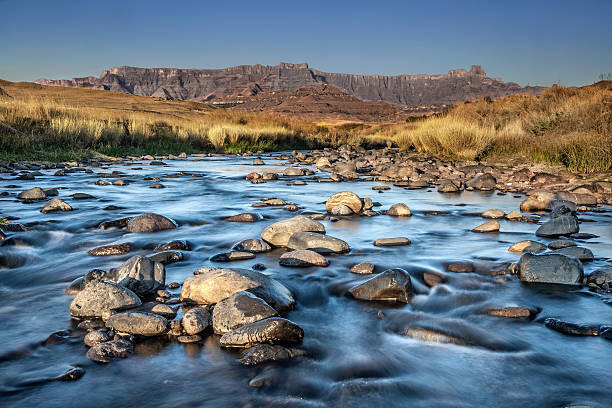 Kunstfotografie River in front of the Drakensburg