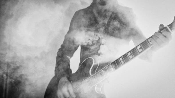 Konstfotografering Rock guitarist playing guitar in a