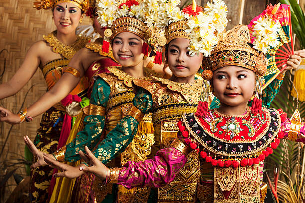 Photographie artistique Row of traditional Balinese dancers in costume