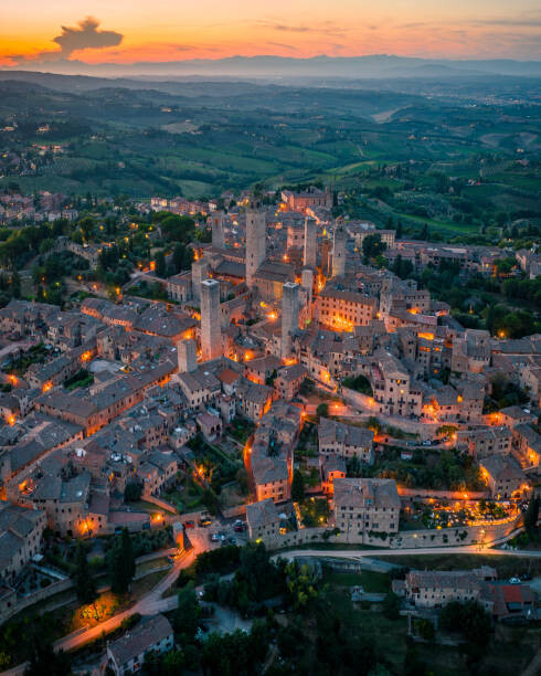Fotografia San Gimignano town at night with