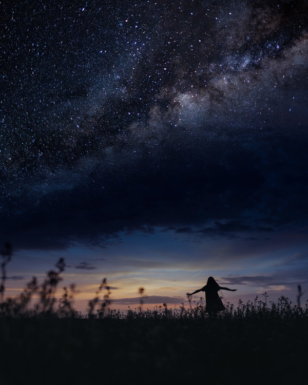 Photographie d'art Scene with woman dancing under milky way