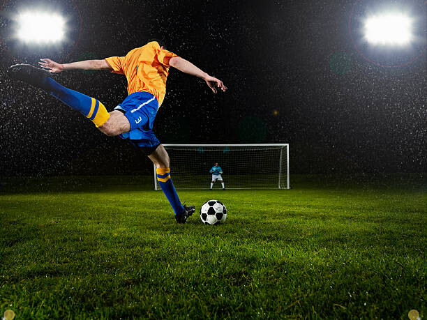 Kunstfotografie Soccer player about to strike penalty kick