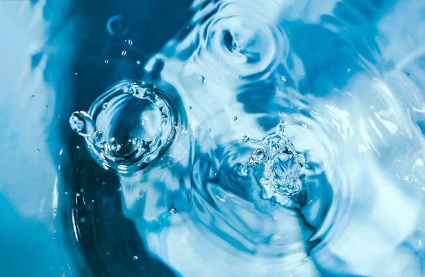 Kunstfotografie Water splash close-up. Drop of water.