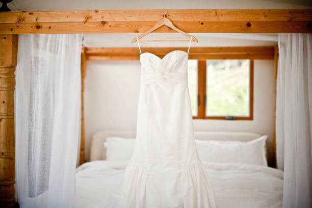 Kunstfotografie Wedding dress hanging bed