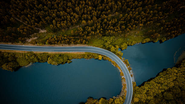 Fotografia WINDING MOUNTAIN ROAD WITH LAKE FROM