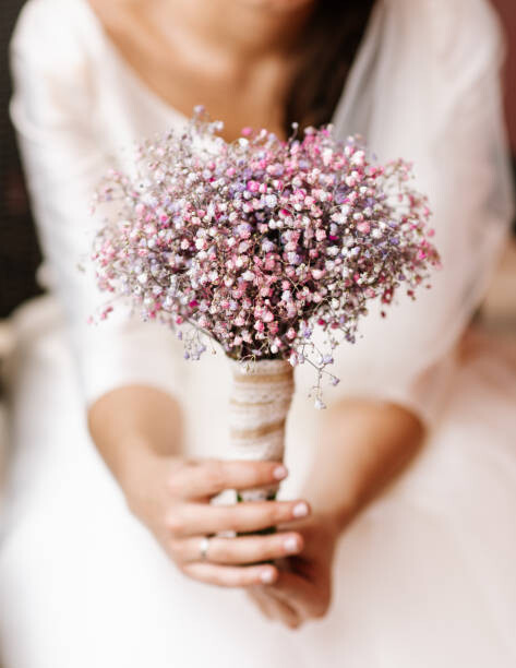 Umělecká fotografie Woman holding her bridal bouquet made