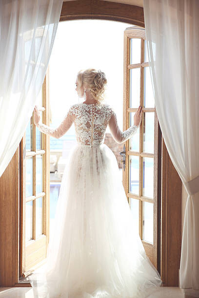 Kunstfotografie Young bride in gorgeous wedding dress