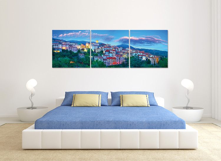 Τοποθετημένη εκτύπωση έργου τέχνης  Blue sky above the town