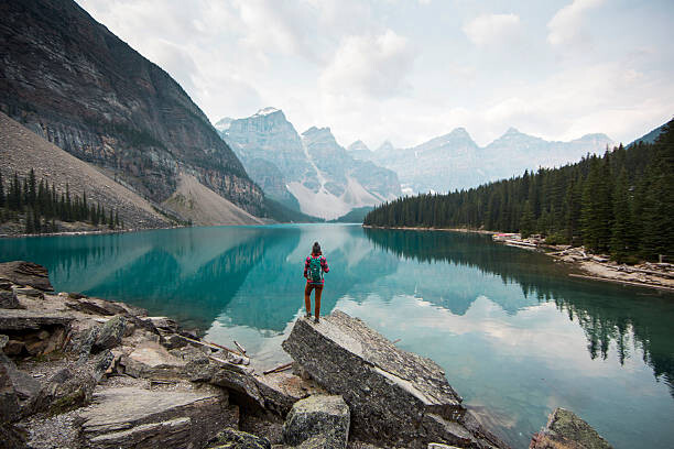 Schilderij op canvas Hiking around Moraine Lake.
