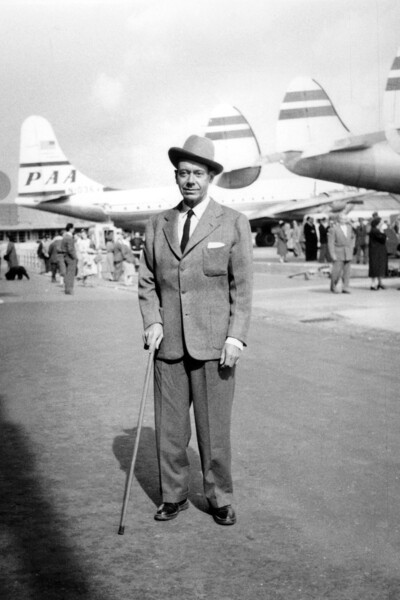 Samolepka Cole Porter Arriving in Paris, France Airport September 27, 1951