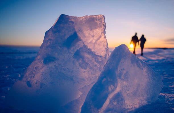 Samolepka Couple walking behind blocks of ice