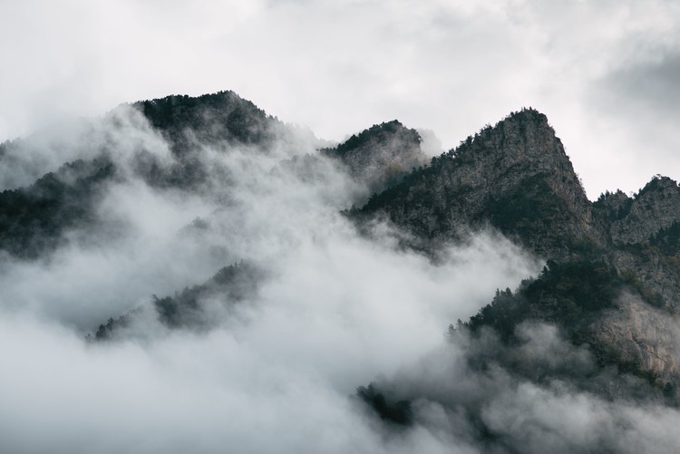 Fotobehang Clouds between the peaks