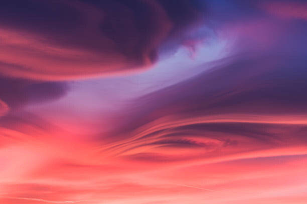 Behang Moody lenticular clouds at sunset